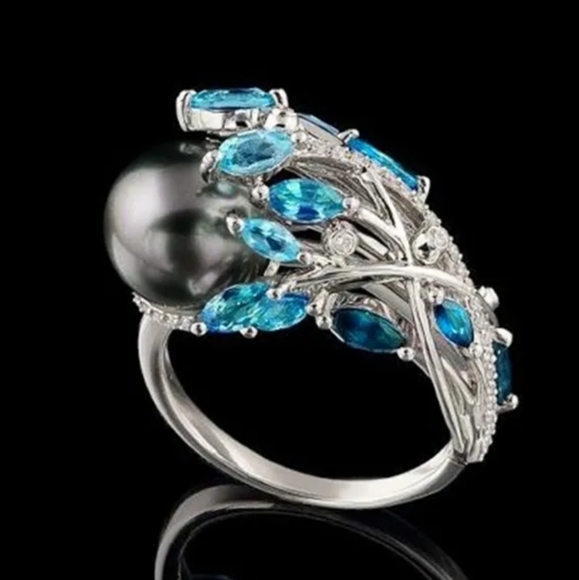 🩵🩵NEW🩵🩵BREATHTAKING!! Sea Blue Topaz with CZ'S and Black Pearl European Ring
